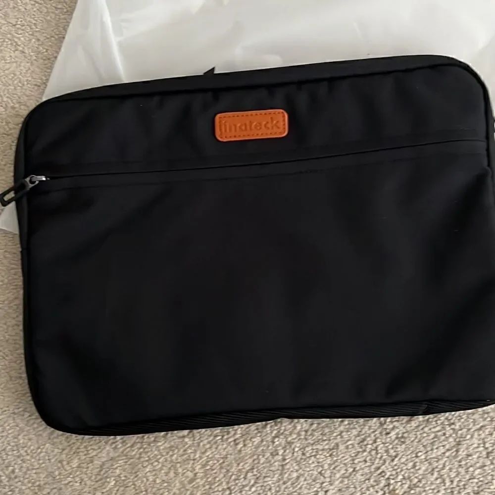 NWT Computer sleeve. Black